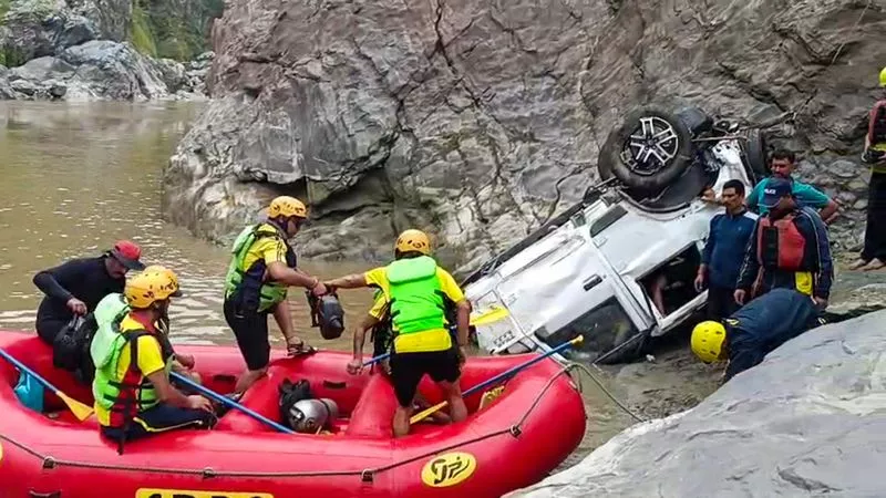 ढूंढिया गांव के पास टूटी पुलिया से फिसली एसयूवी