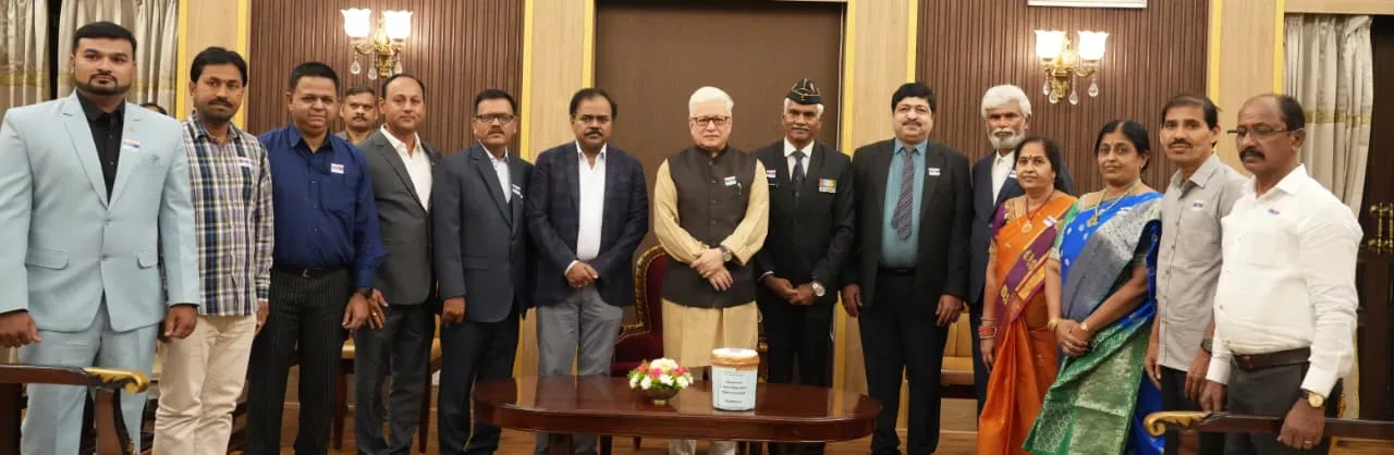 राज्यपाल जिष्णु देव वर्मा सशस्त्र बल झंडा दिवस कोष में योगदान करते हुए