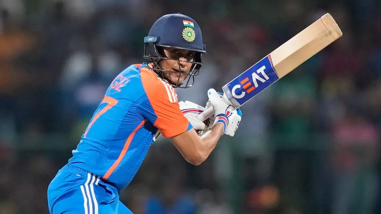 शुभमन गिल मैदान पर अभ्यास करते हुए