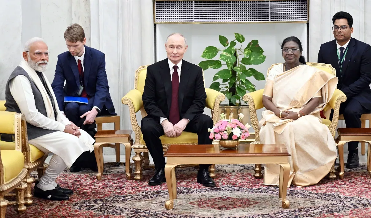 हैदराबाद में भारी बारिश के दौरान सड़क पर जमा पानी का दृश्य