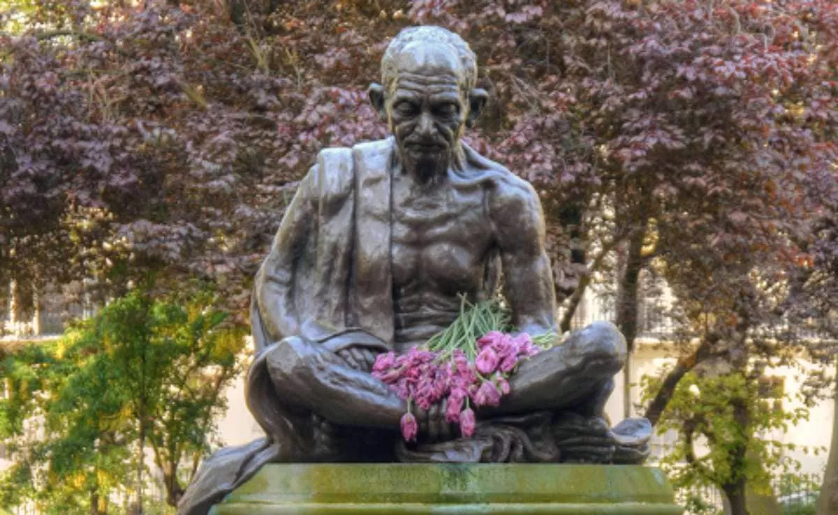 लंदन में नीलामी के लिए रखी गांधी की दुर्लभ प्रतिमा