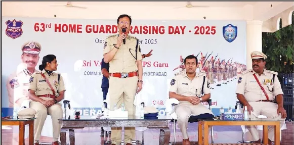 होमगार्ड राइजिंग डे में सज्जनार होमगार्ड्स को संबोधित करते हुए
