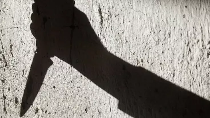 बीड में संपत्ति विवाद के बाद आरोपी को पुलिस ले जाती हुई