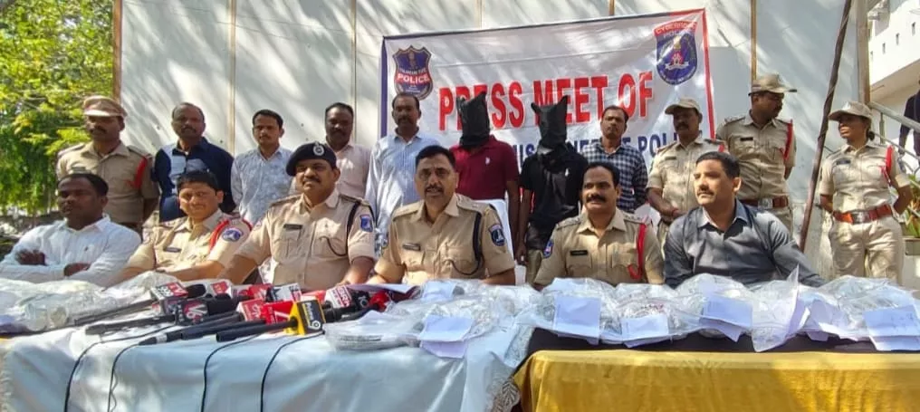 पुलिस द्वारा बरामद चांदी के आभूषण और गिरफ्तार आरोपी