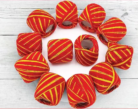 मुख्य-द्वार पर बांधा गया शुभ कलावा का धार्मिक दृश्य