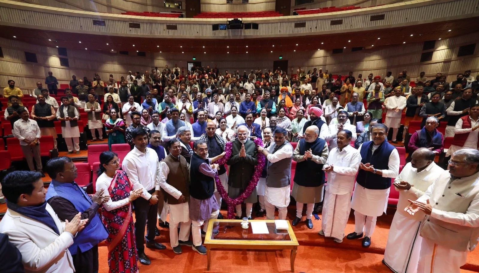 राजग सांसदों को पीएम ने बताया कि सुधार आम लोगों के लिए हैं