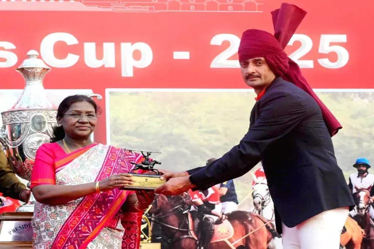 राष्ट्रपति मुर्मू इंफाल में पारंपरिक पोलो मैच देखती हुईं