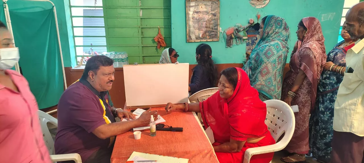 धूलपेट में आयोजित हुआ निःशुल्क मेगा हेल्थ कैंप