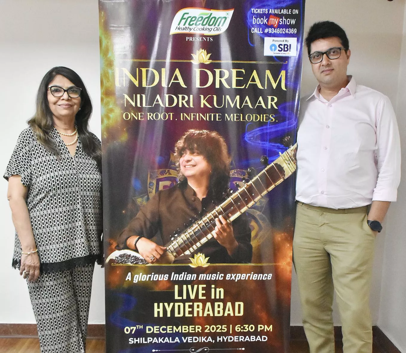 इंडिया ड्रीम संगीत संध्या के बैनर का लोकार्पण करते आयोजक