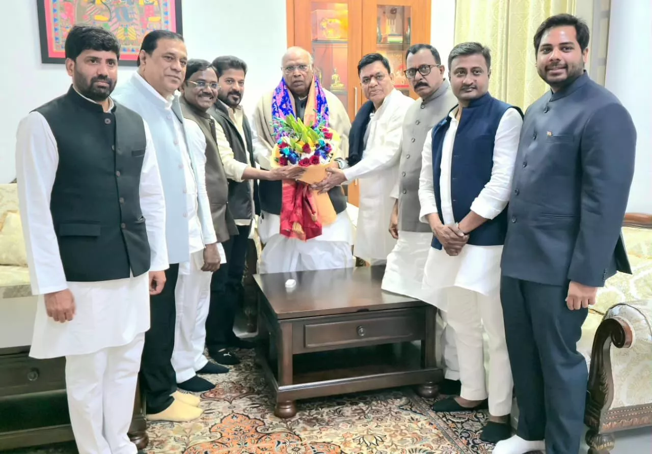 खड़गे और प्रियंका गांधी तेलंगाना विजन डाक्यूमेन्ट चर्चा करते।