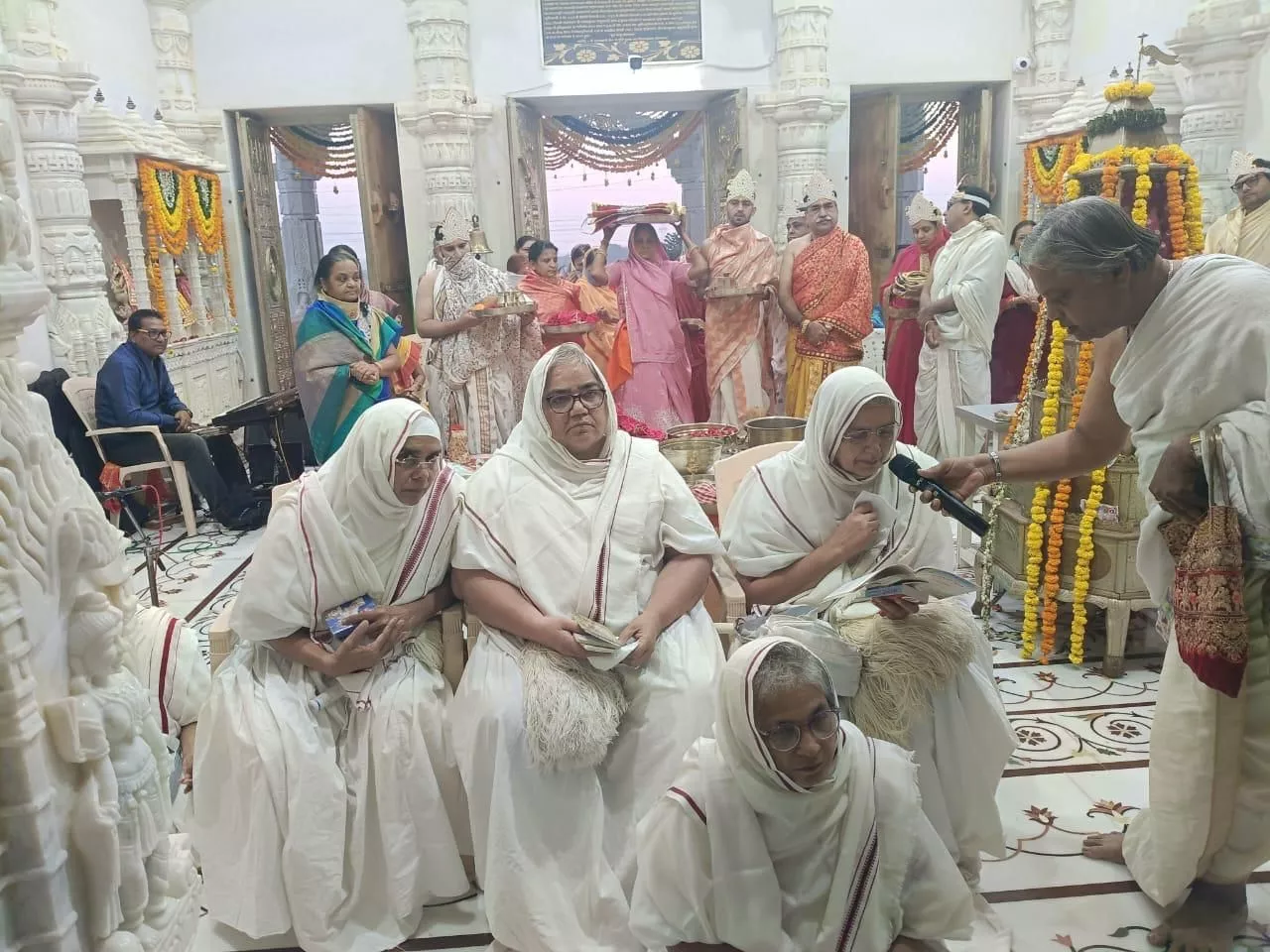 कुलपाक तीर्थ में जैन ध्वजारोहण समारोह का दृश्य