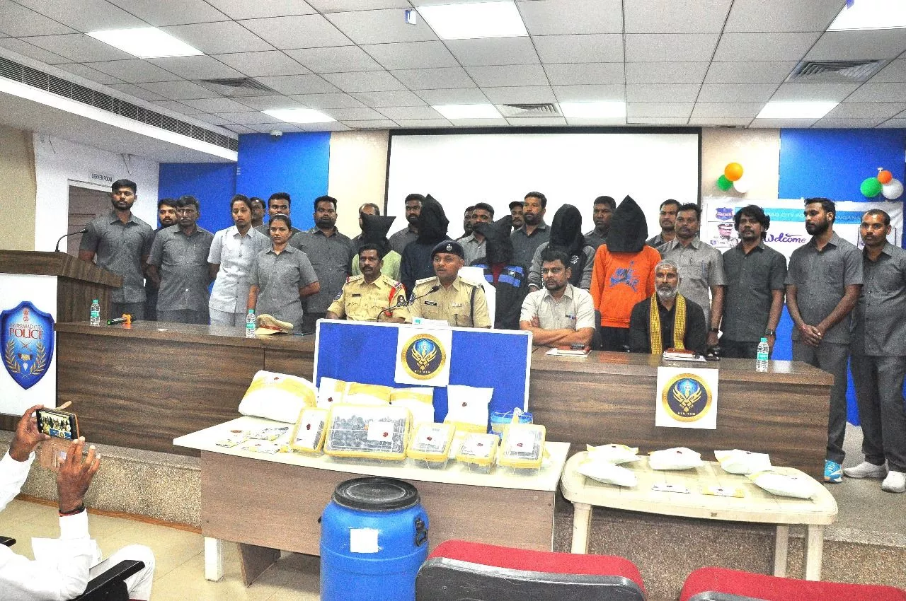हैदराबाद पुलिस ने हशीश ऑयल और गांजा तस्करी का भंडाफोड़ किया