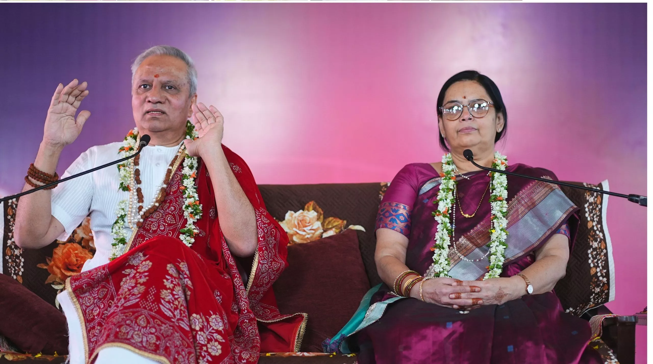 रमेशजी और गुरु माँ आत्मबोध महोत्सव में उपस्थित श्रद्धालुओं के साथ