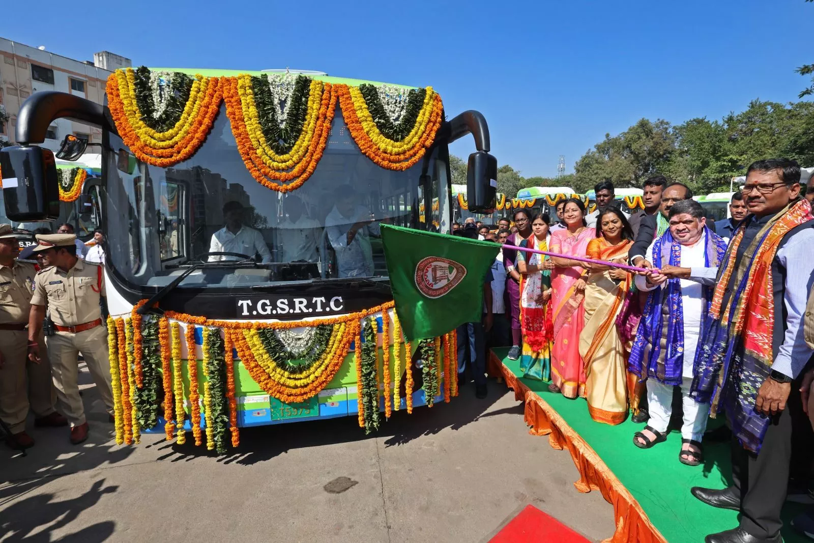 परिवहन मंत्री ने 65 नई इलेक्ट्रिक बसों को हरी झंडी दिखायी