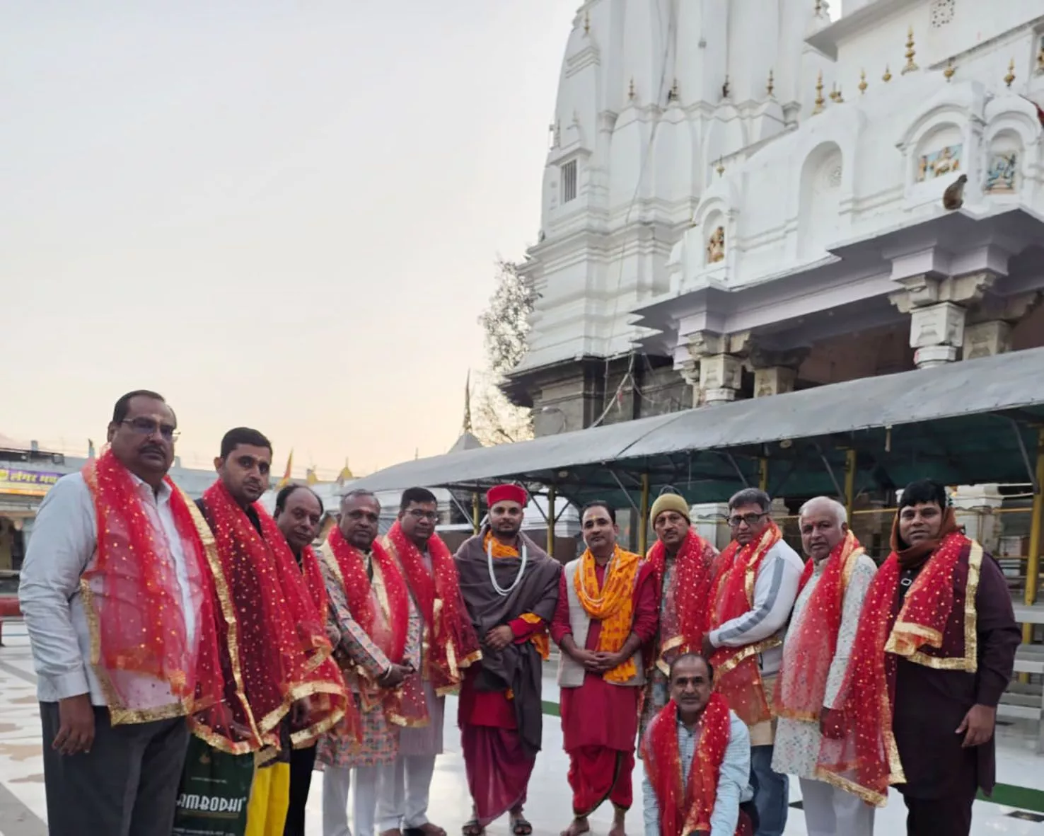 नगरकोट स्थित ब्रजेश्वरी देवी धाम में भक्त मंडल का दर्शन