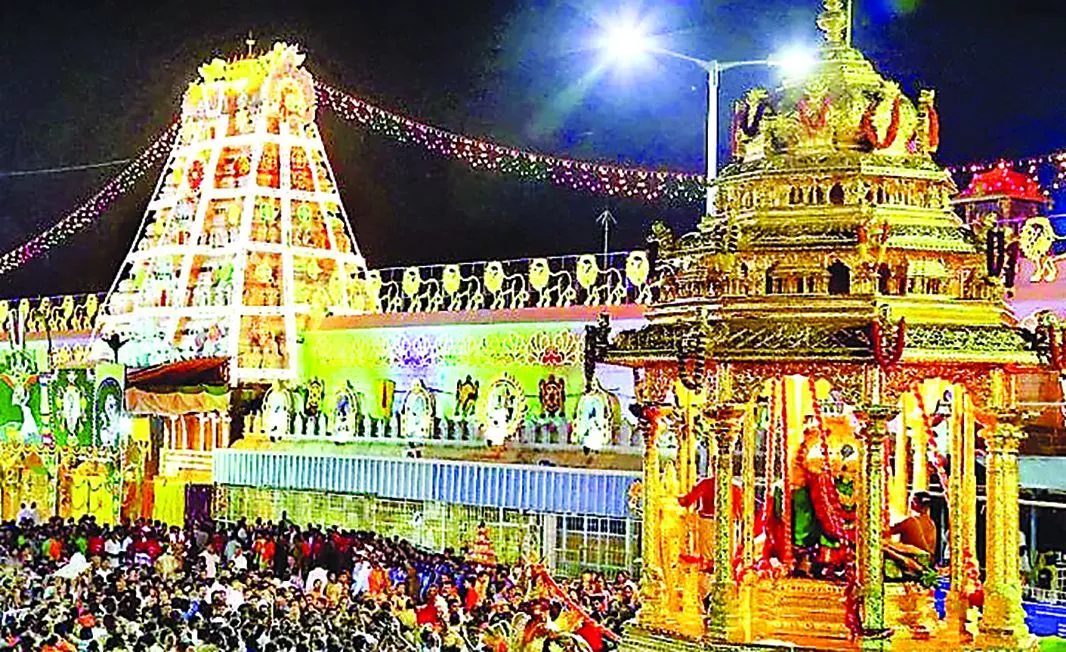 तिरुपति ट्रस्ट में 1 करोड़ रुपये का दान देने का दृश्य