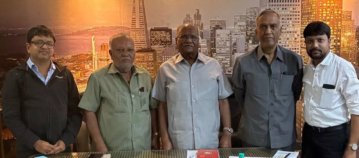 असोसिएशन चुनाव पर चर्चा करती व्यापारियों की बैठक