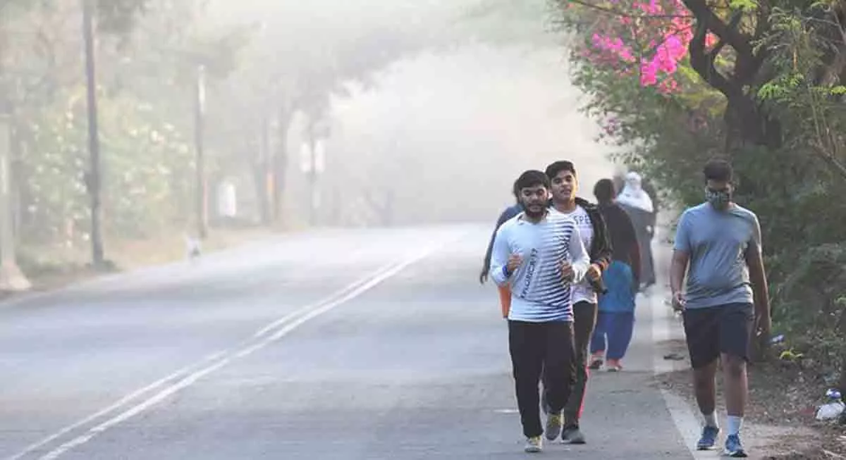 हैदराबाद में गिरते तापमान के बीच ठंडी रात का दृश्य