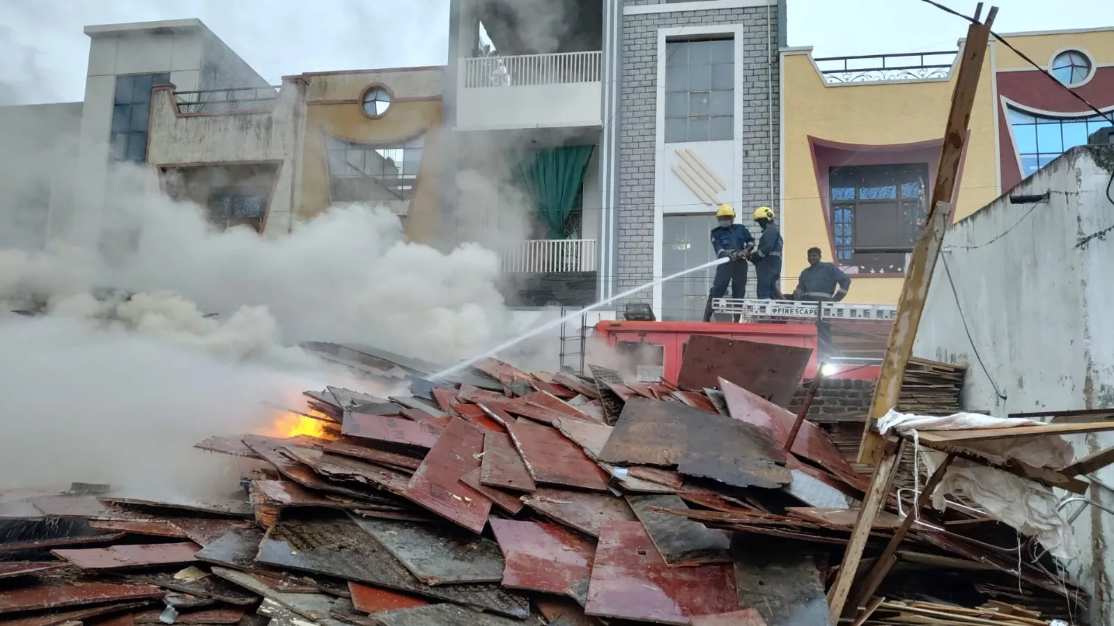 मीर आलम टैंक में प्लास्टिक गोदाम में लगी आग