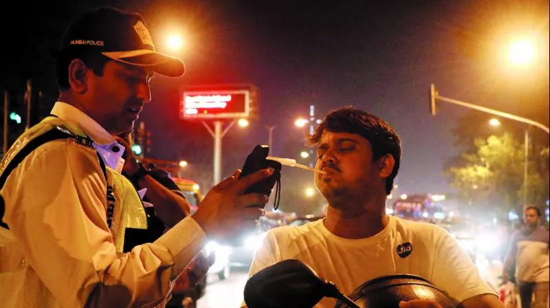 हैदराबाद में ड्रंक एंड ड्राइव अभियान के दौरान वाहन जांच