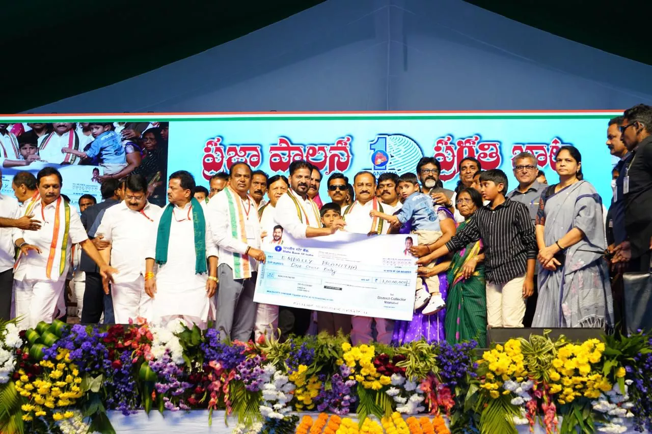 शहीद कर्मियों के परिवार को चेक देते सीएम रेवंत रेड्डी