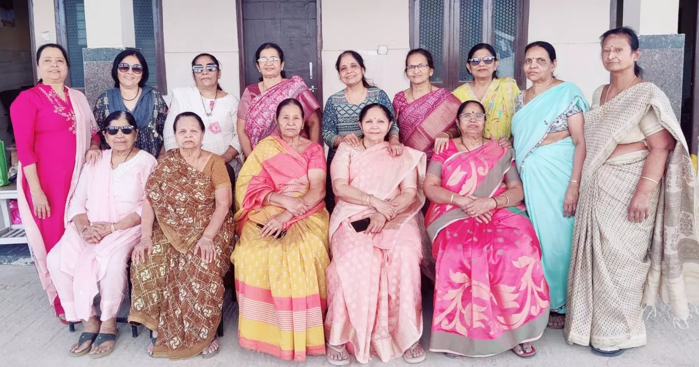 72 जिनालय जैन मंदिर में पूजा करती महिला मंडल सदस्य