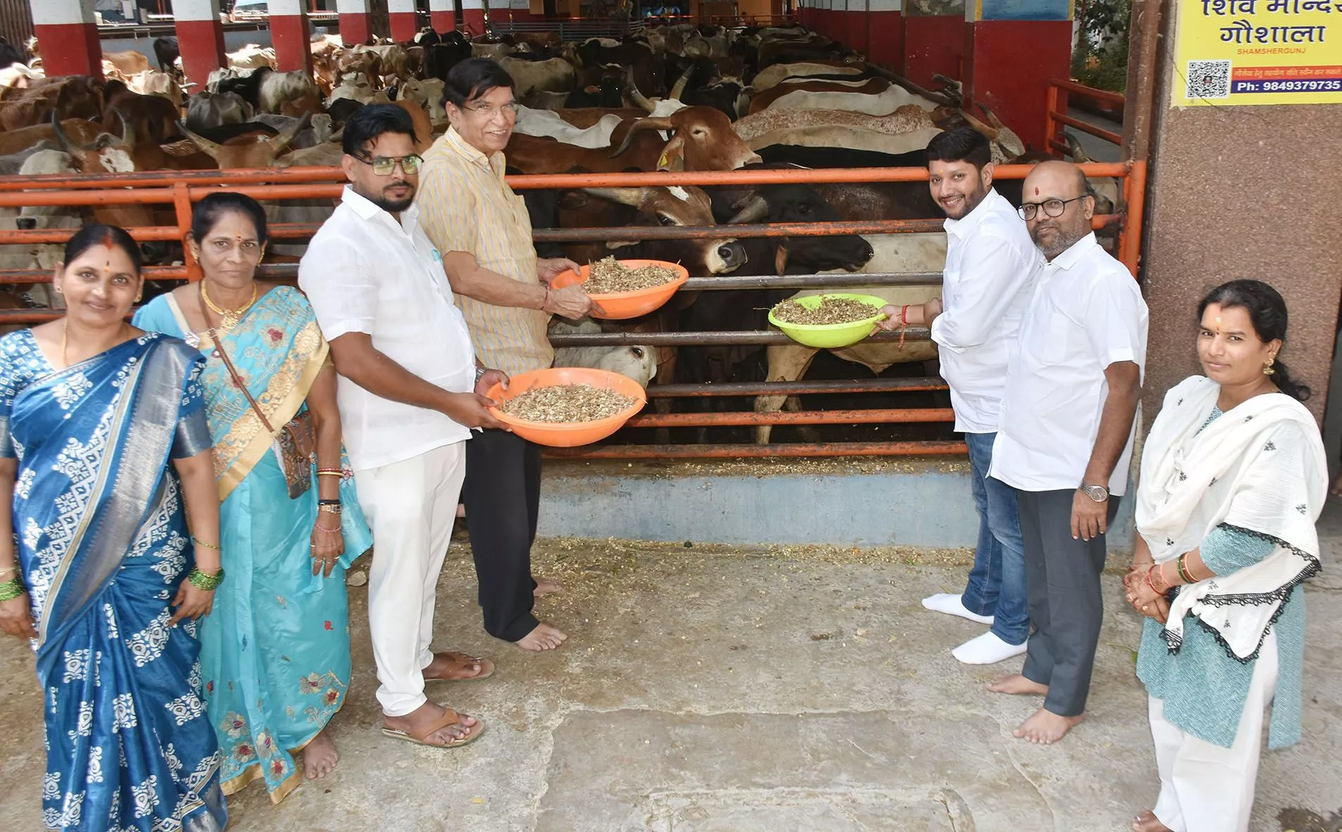 हैदराबाद गौशालाओं में फाल्गुन अमावस्या पर सपरिवार सेवा