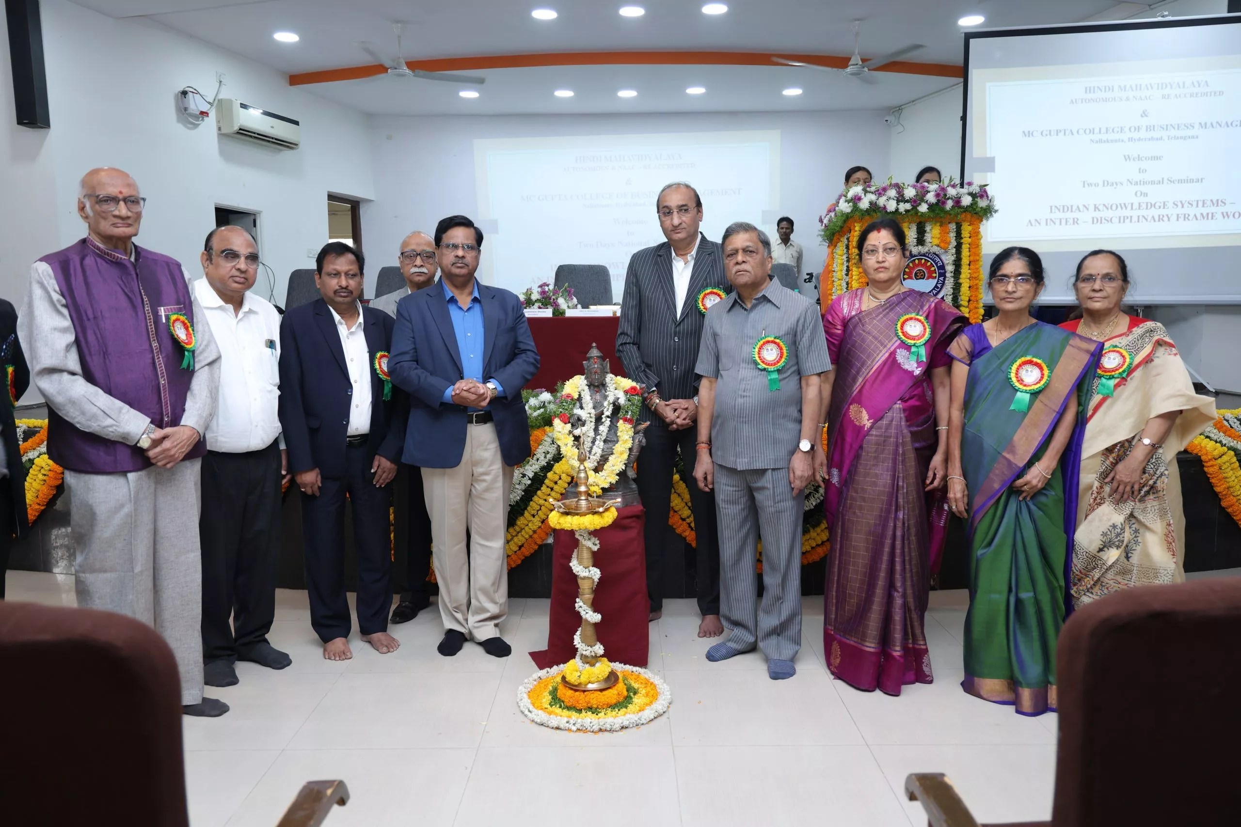 संगोष्ठी में विचार-विमर्श करते विद्वान और उपस्थित छात्र