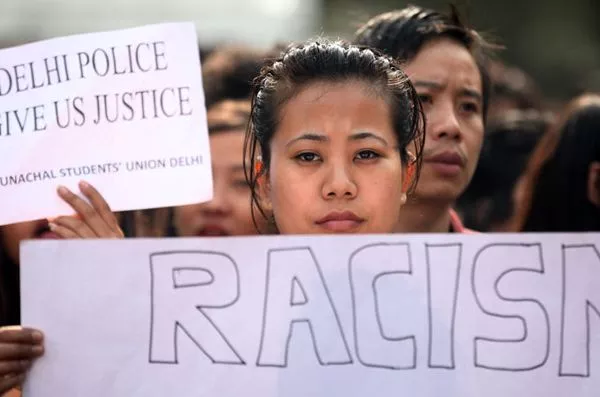 दिल्ली में नस्लवाद विरोध को लेकर चर्चा का दृश्य