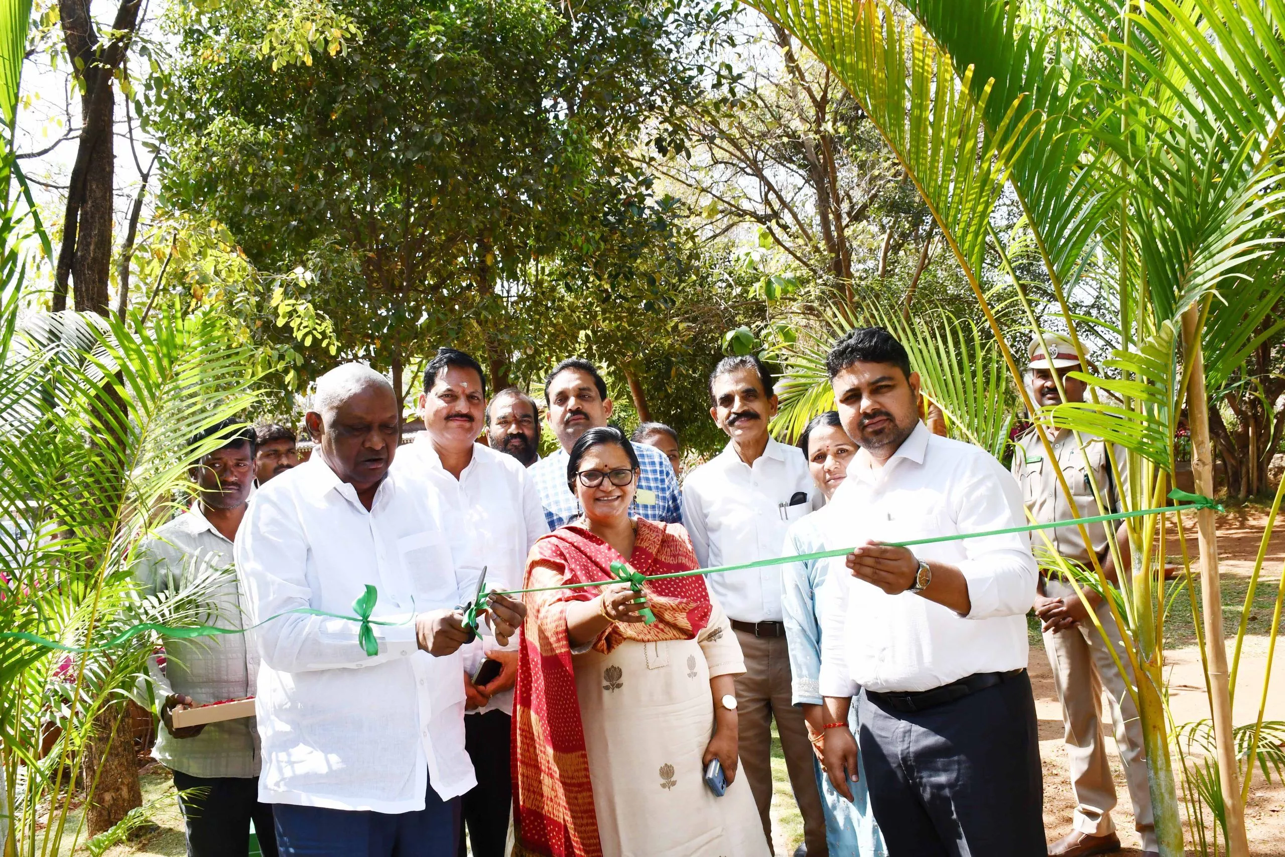 बोटानिकल गार्डन में पुस्तकालय उद्घाटन करते अधिकारी