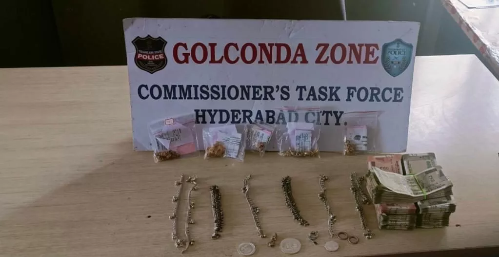 पकड़े गए आरोपियों और जब्त माल का दृश्य