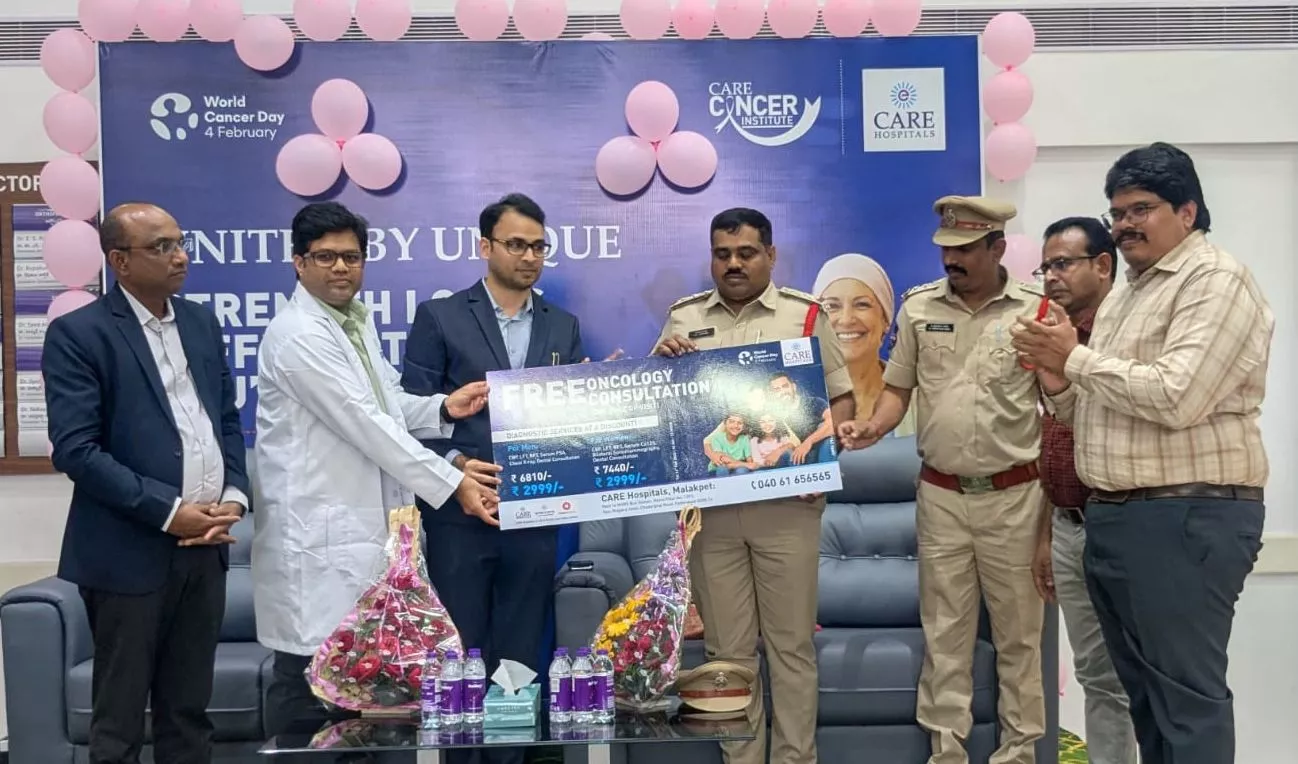 डॉक्टर और अधिकारी विश्व कैंसर दिवस पर वार्ता में भाग लेते हुए