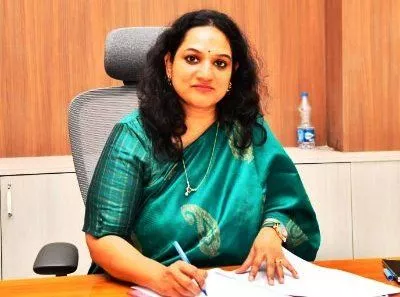 समीक्षा बैठक में स्वच्छता व्यवस्था पर निर्देश देती आयुक्त