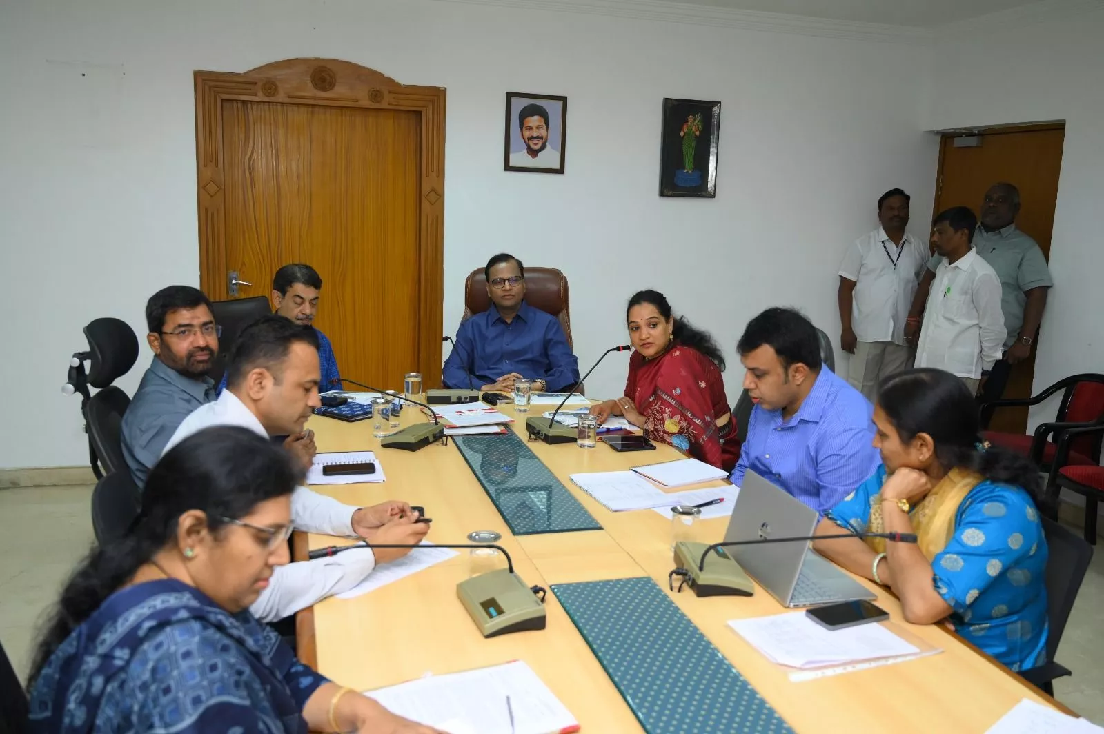 जयेश रंजन और के. रामकृष्ण राव CMC बैठक में निर्देश देते हुए