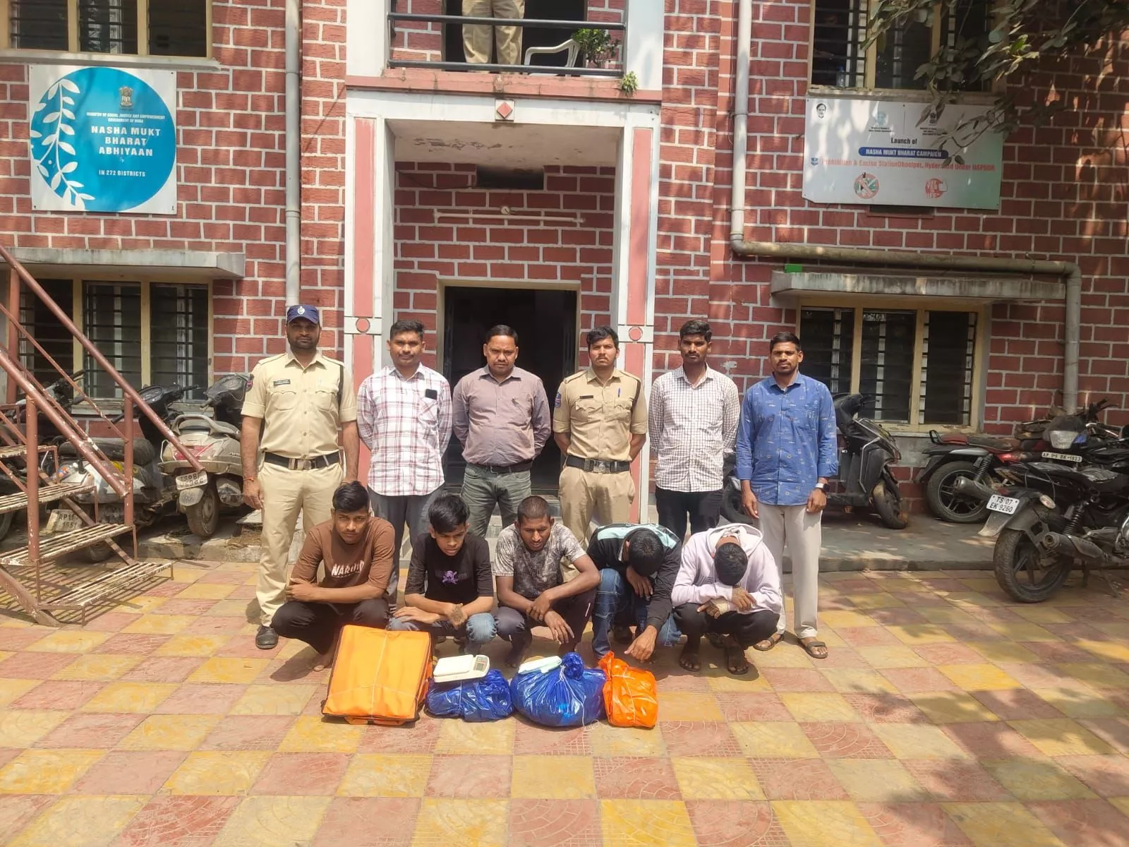 6.55 किलो गांजे के साथ हैदराबाद में 5 तस्कर गिरफ्तार