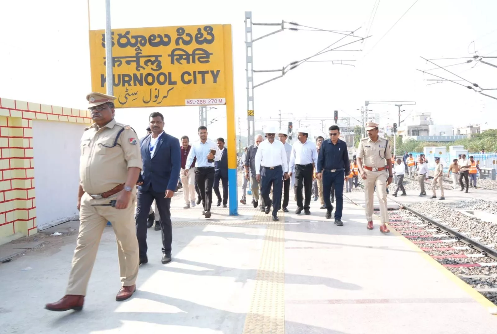 रेलवे महाप्रबंधक स्टेशन निरीक्षण करते हुए