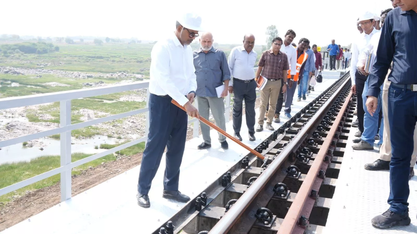 रेलवे महाप्रबंधक स्टेशन निरीक्षण करते हुए