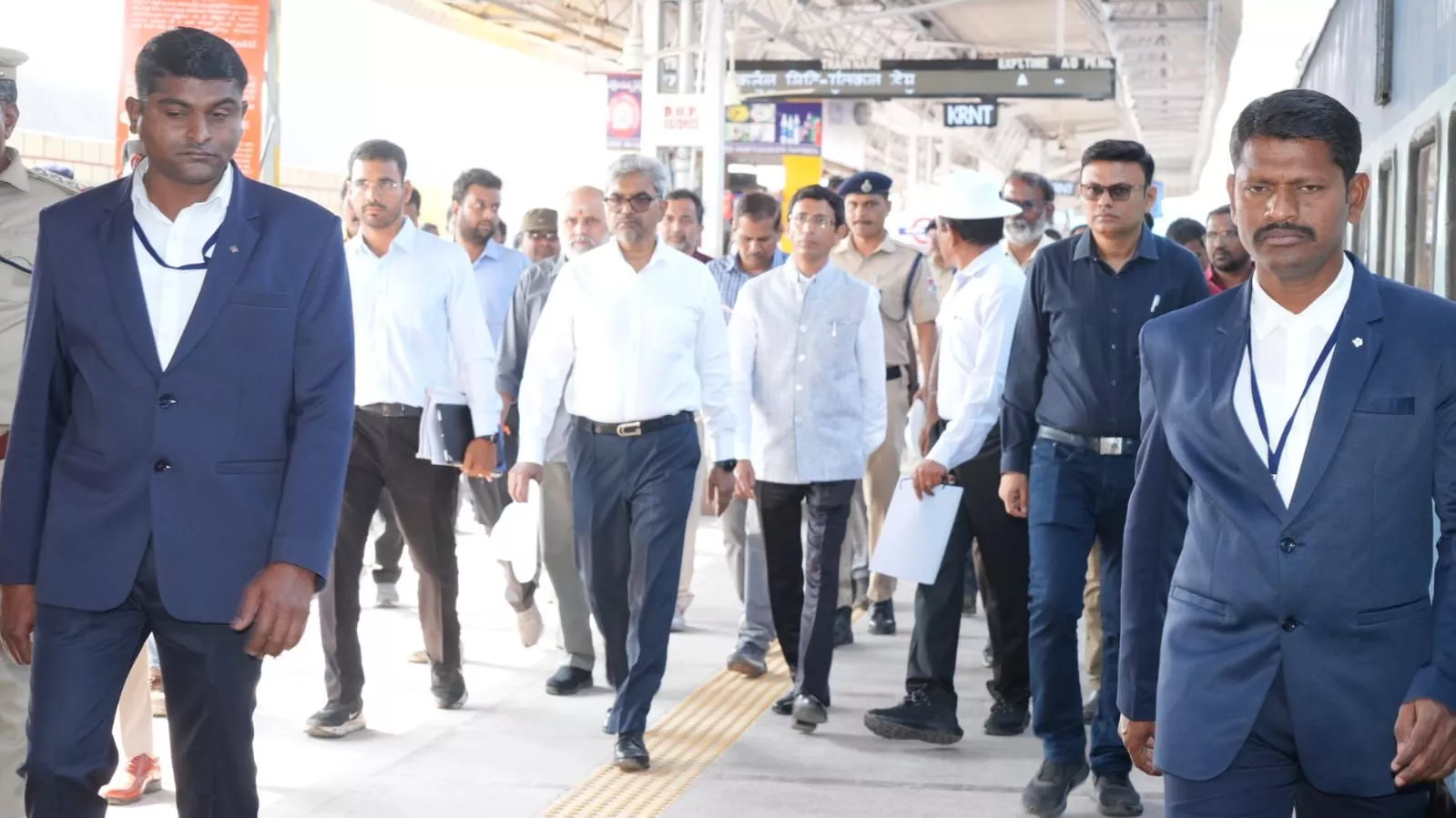 रेलवे महाप्रबंधक स्टेशन निरीक्षण करते हुए