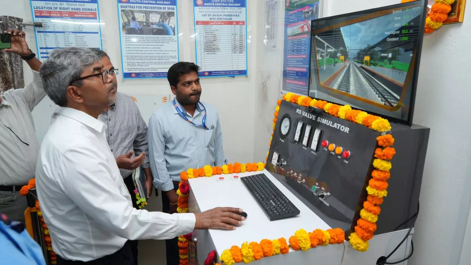 स्टेशन विकास कार्यों का निरीक्षण करते जीएम