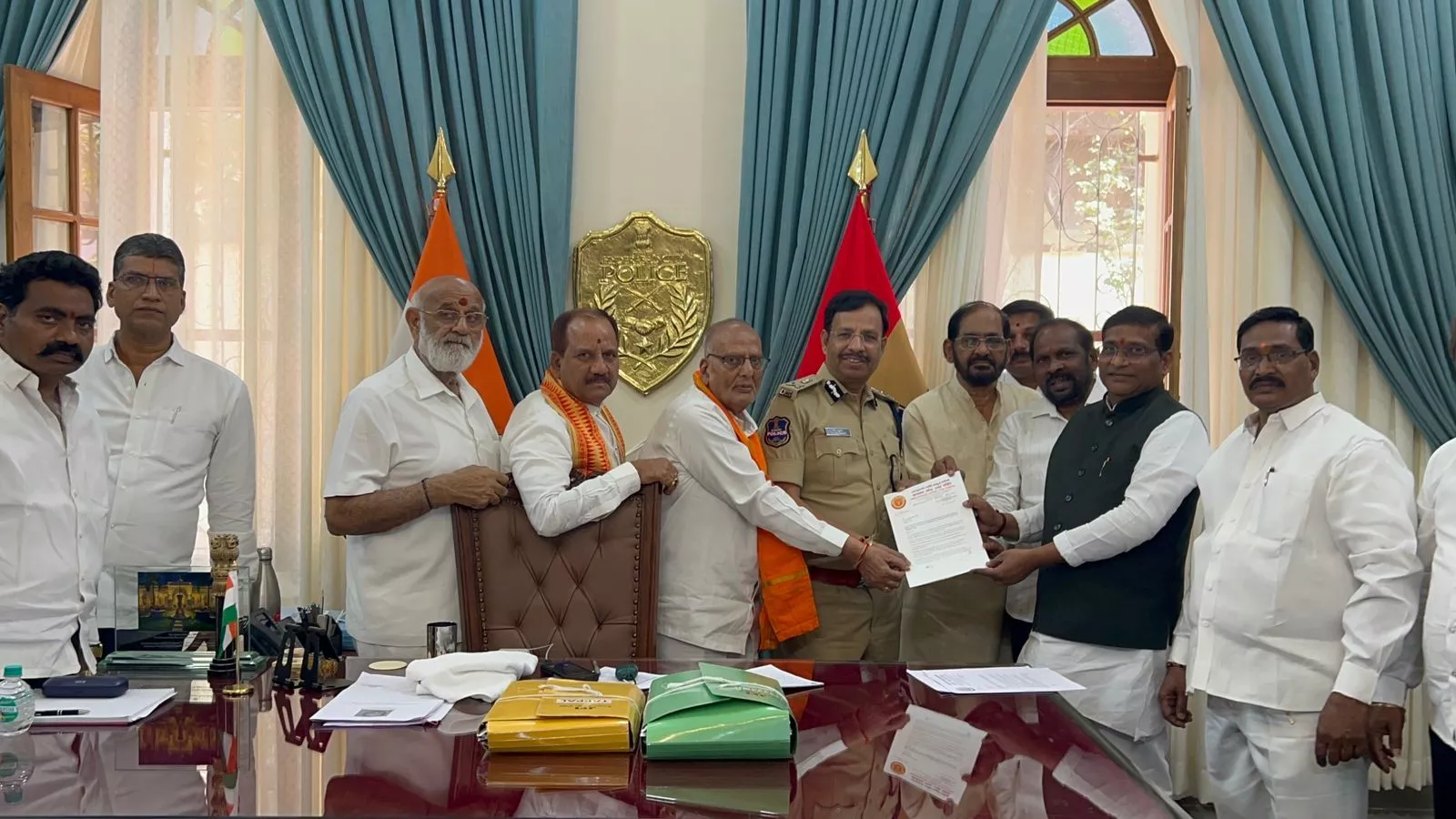 अवैध प्रवासियों पर कार्रवाई की मांग को लेकर सौंपा ज्ञापन