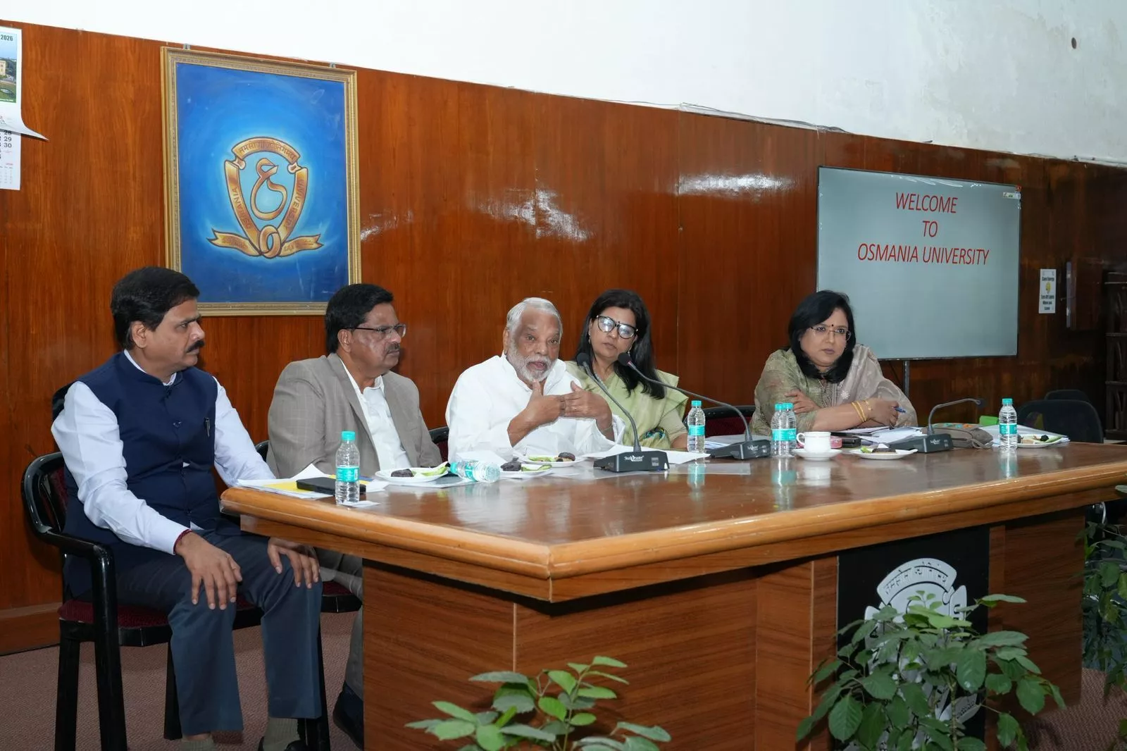 उद्योग-अकादमिक संवाद बैठक में प्रोफेसर और उद्योग प्रतिनिधि