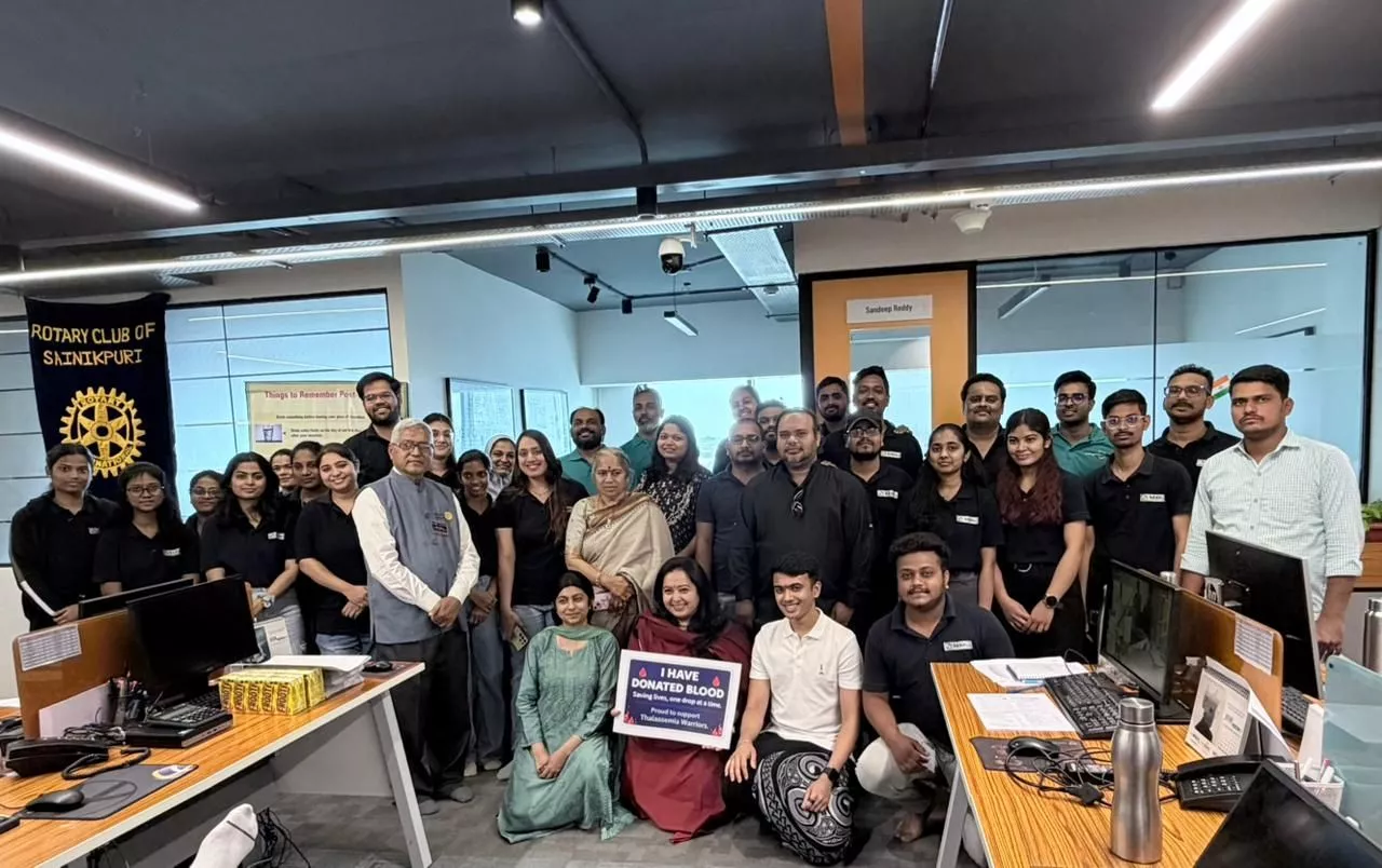 रक्तदान शिविर में रक्तदान करते लोग और अतिथि