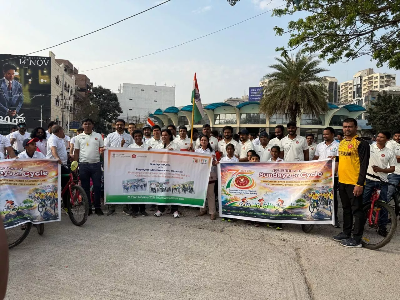 ईएसआईसी साइकिल रैली में भाग लेते कर्मचारी और डॉक्टर