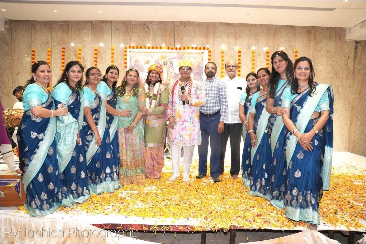 महिला मंडल के सदस्य भजनों संग होली उत्सव में भाग लेते हुए