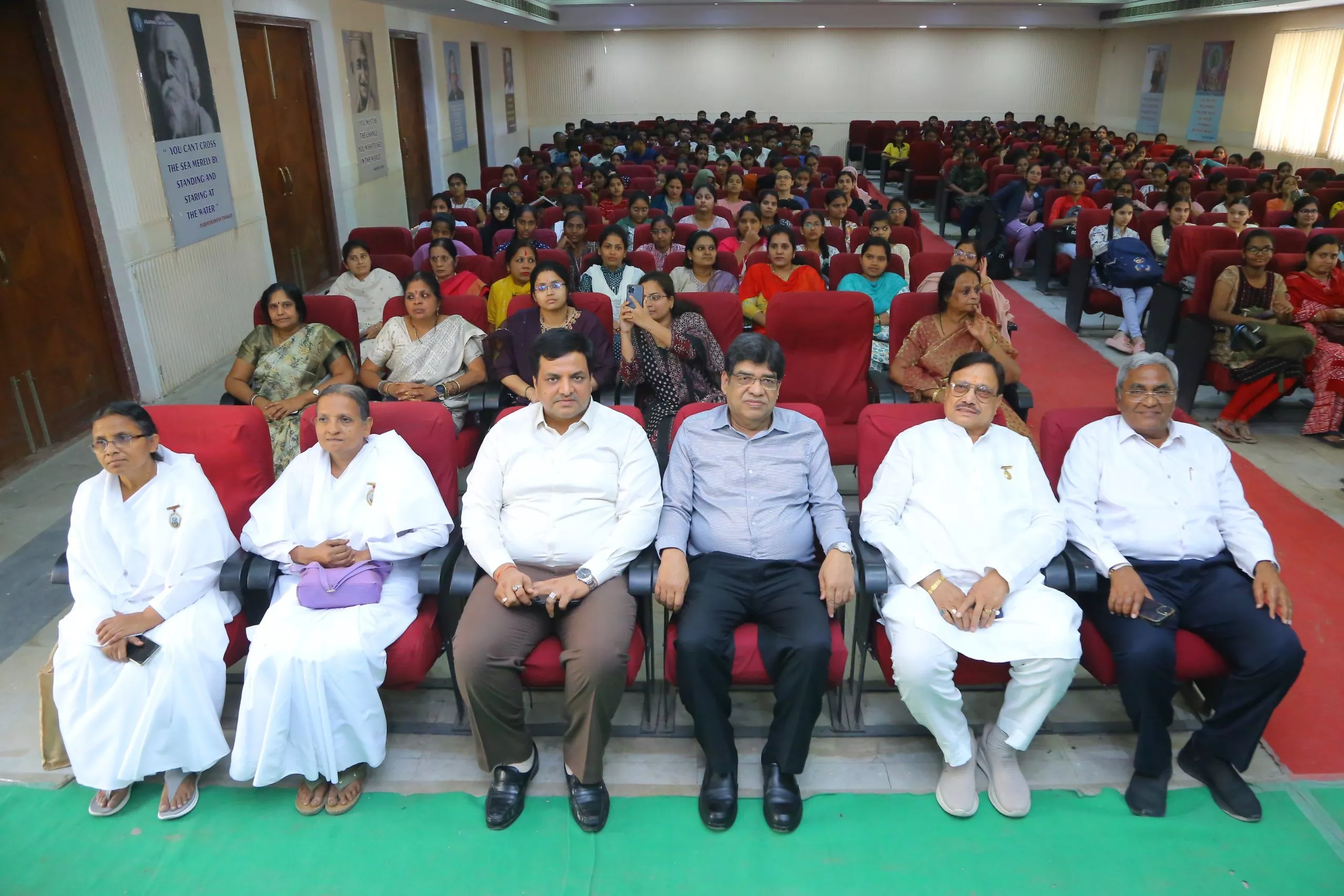 विद्यार्थी व्यक्तित्व विकास व्याख्यान में भाग लेते हुए