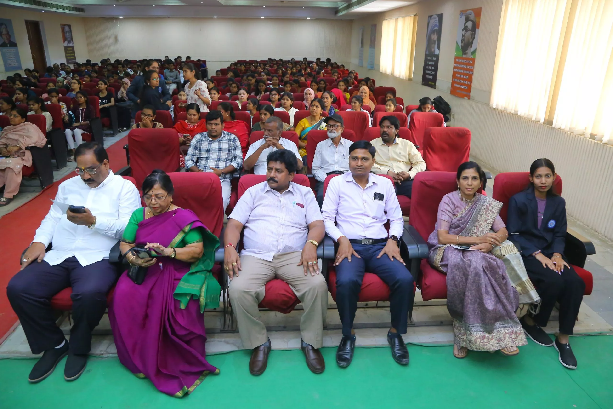 विद्यार्थी व्यक्तित्व विकास व्याख्यान में भाग लेते हुए