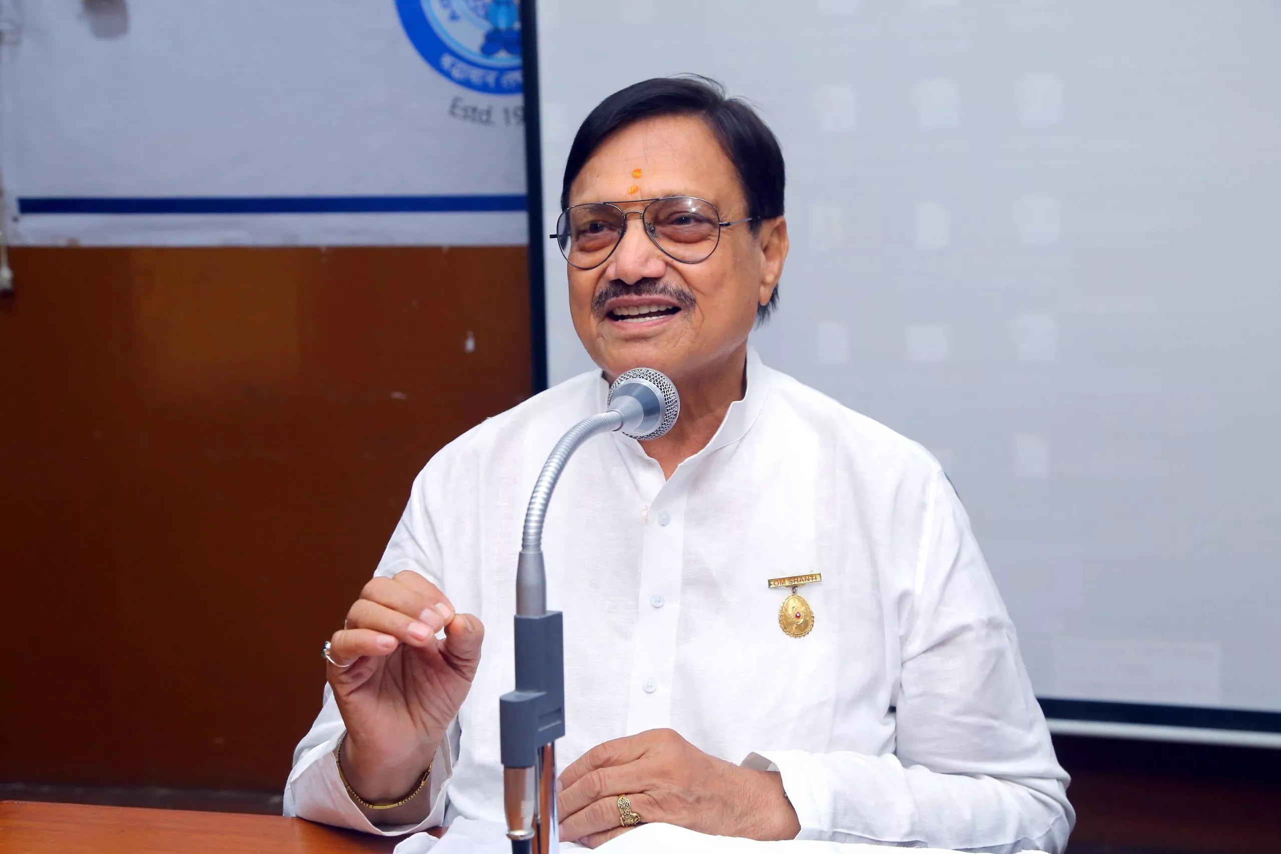 विद्यार्थी व्यक्तित्व विकास व्याख्यान में भाग लेते हुए