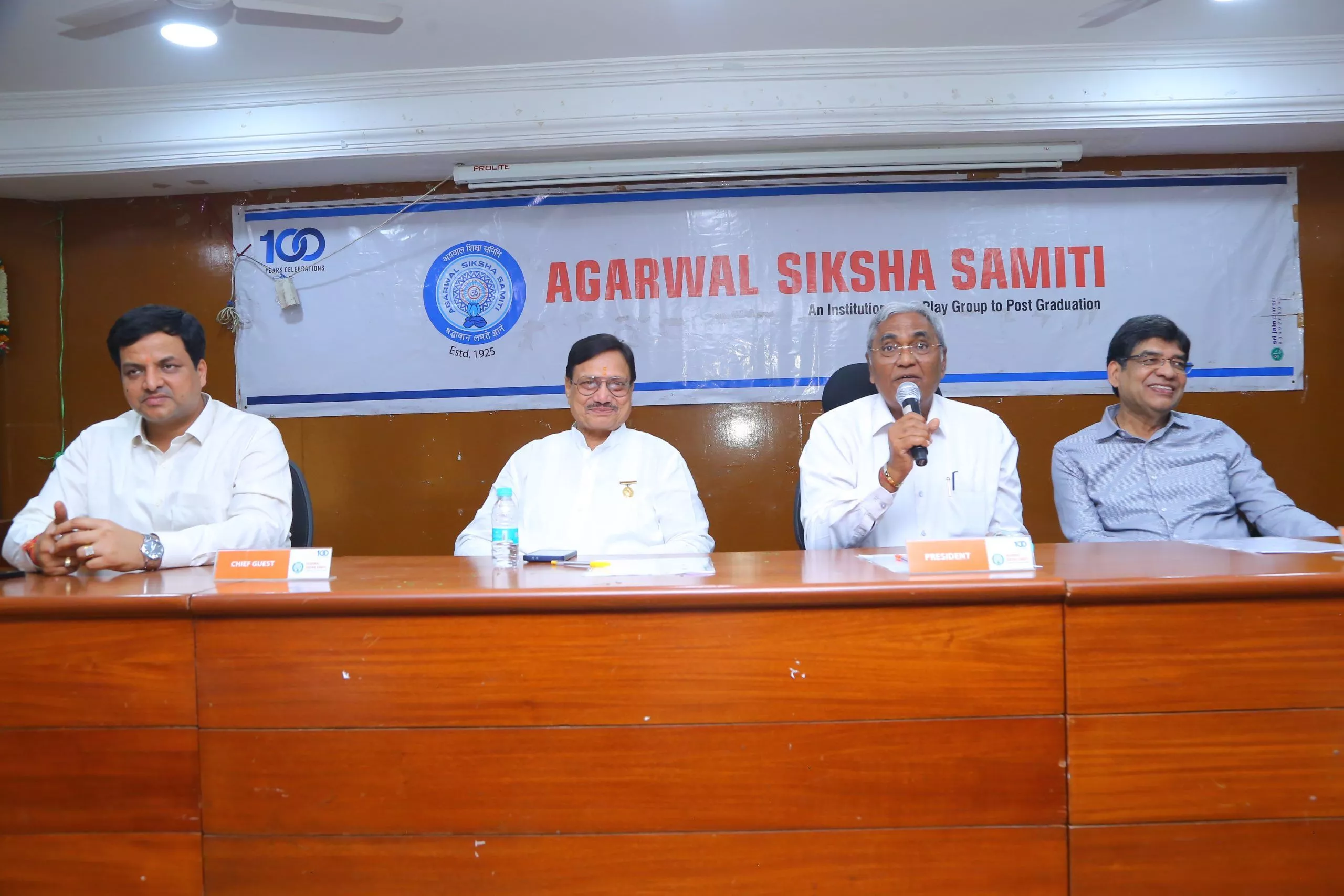 विद्यार्थी व्यक्तित्व विकास व्याख्यान में भाग लेते हुए