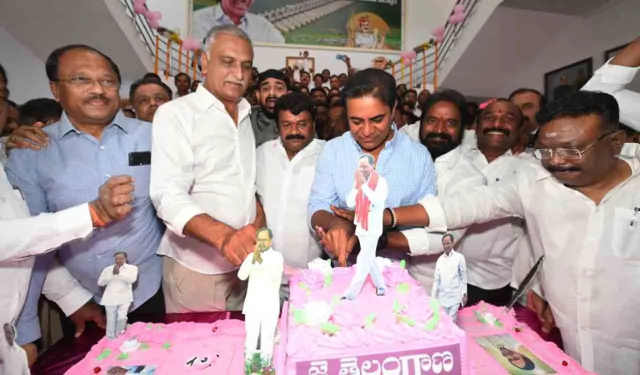 केसीआर के जन्मदिन पर केक काटते नेता