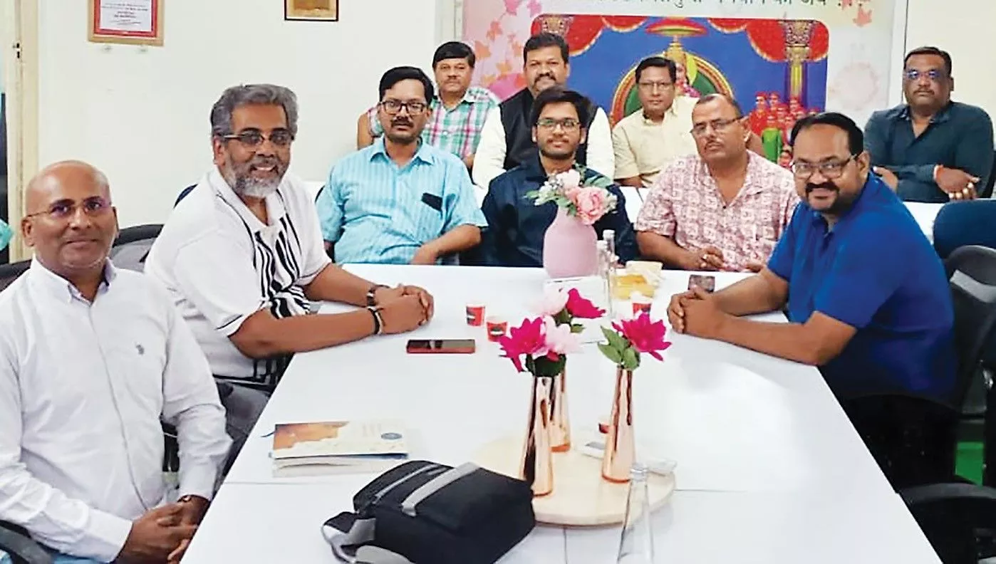 कलम दवात-कायस्थ समाज की मासिक बैठक का दृश्य